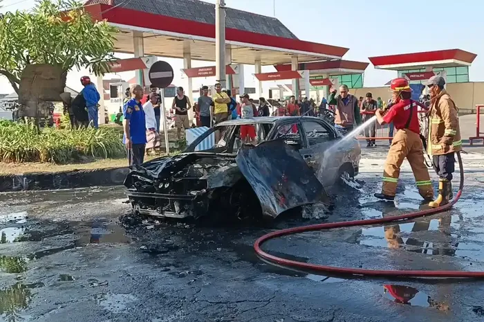 Suzuki Baleno terbakar usai isi BBM di SPBU Semampir, Kecamatan Kraksaan, Kabupaten Probolinggo, Jawa Timur, dari dalam kabin ditemukan 8 jeriken berisi Pertalite