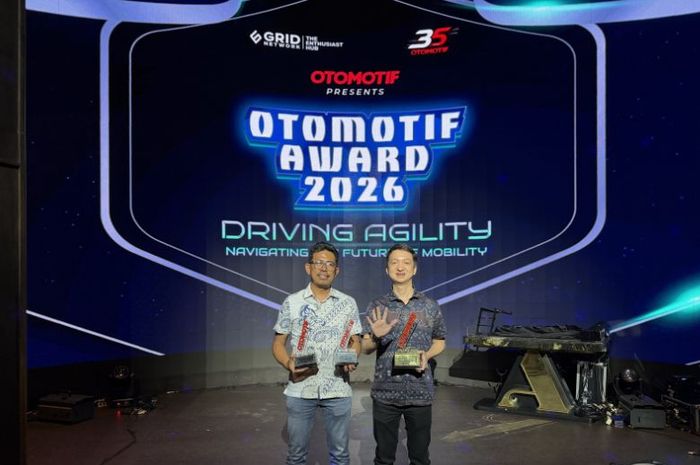 Perwakilan Wuling menerima tiga penghargaan untuk lini Darion dalam ajang OTOMOTIF Award 2026.