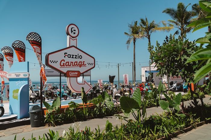 Suasana area Yamaha Classy Modifest 2026 Bali yang menampilkan berbagai karya modifikasi Yamaha Classy di tepi Pantai Sanur. 