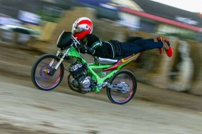 Drag race dengan gaya Superman