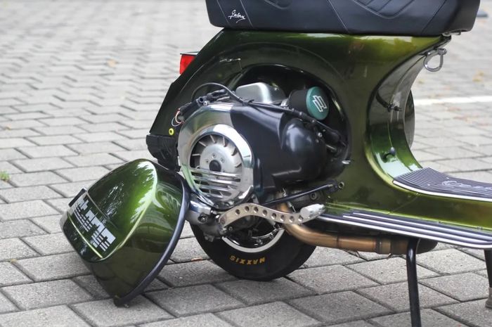 Posisi mesin Vespa tidak di bagian tengah
