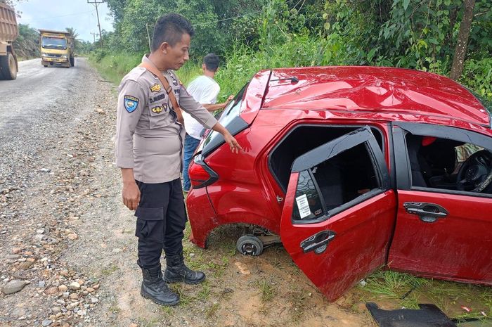 Daihatsu Ayla yang alami kecelakaan dipreteli maling saat ditinggal di tepi jalan lintas Nanga Mau&ndash;Sintang, Kayan Hilir, Kabupaten Sintang, Kalimantan Barat (Kalbar).