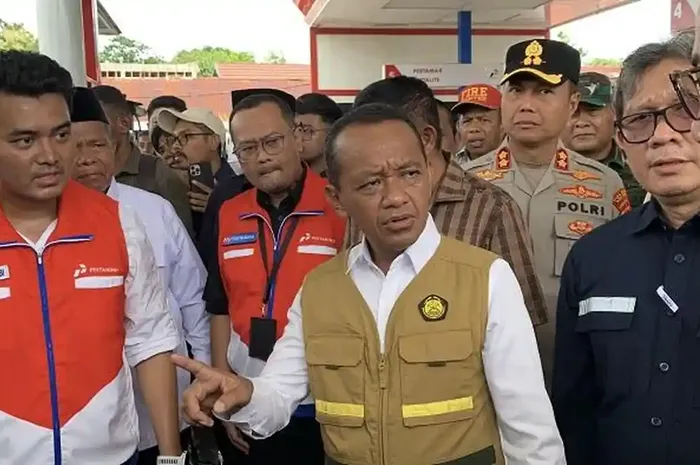Menteri Energi dan Sumber Daya Mineral (ESDM), Bahlil Lahadaliasidak SPBU depan Lippo Plaza Buton, Kota Baubau, Sulawesi Tenggara (Sultra), Minggu (9/3/25)