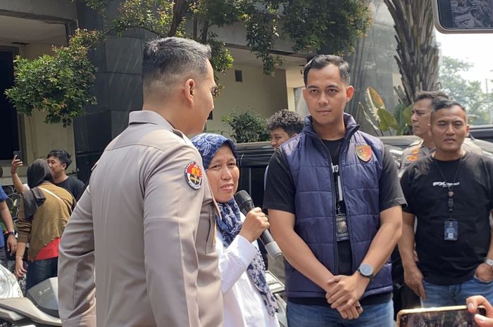 Ibu Guru Nurjannah (59) mengucapkan terima kasih di Mapolda Metro Jaya karena motornya yang sempat hilang bisa ditemukan dan dikembalikan Polisi