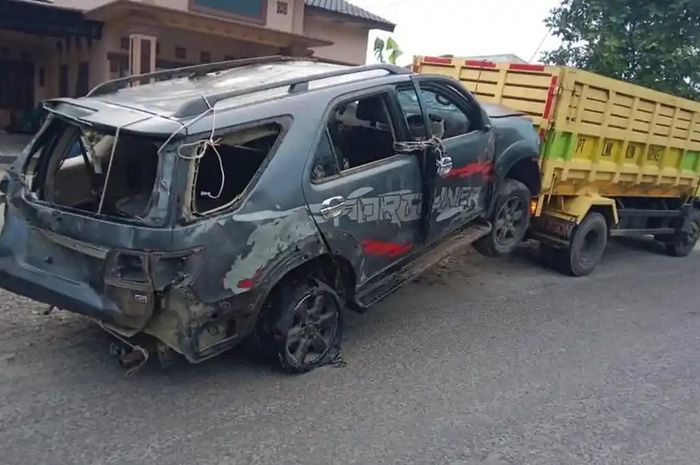 Toyota Fortuner yang dibuat mencuri lembu di Langkat, Sumatera Utara babak belur usai diserbu warga