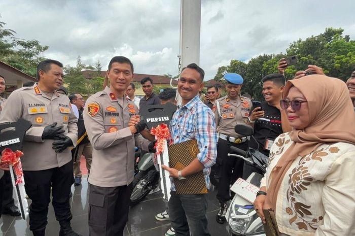 Kapolda Sulawesi Tenggara, Brigjen Pol Himawan Bayu Aji serahkan secara simbolis motor karyawan tambang dan mahasiswi yang sempat hilang dicuri maling
