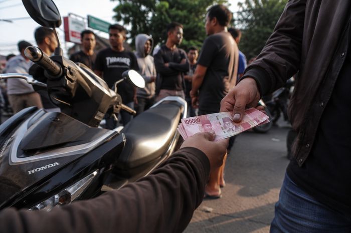 Ilustrasi pembeli motor COD dikeroyok usai nekat bayar pakai uang palsu
