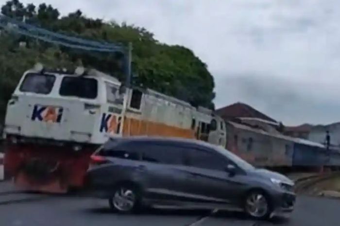 Pengemudi Honda Mobilio jadi buruan PT KAI dan Polisi di Semarang. Ulah berbahaya sopir jadi alasannya