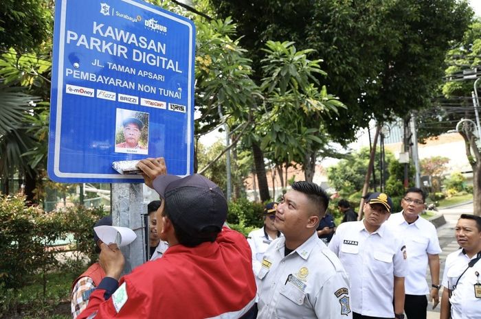 Pemasangan foto juru parkir resmi di titik parkir digital kota Surabaya, Jawa Timur oleh Dinas Perhubungan (Dishub) Surabaya