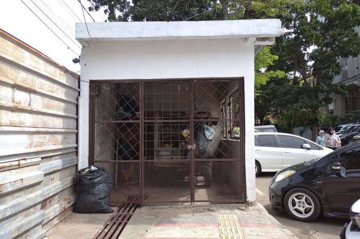Bangunan permanen Garasi yang berdiri di atas trotoar Jalan Ambon, Citarum, Bandung Wetan, Kota Bandung, Jawa Barat, sebelumnya terfoto ada mobil di dalamnya