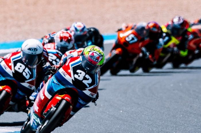 Kiandra Ramadhipa pakai strategi menekan diawal sambil menyimpan ban di rombongan depan pembalap Moto3 Junior saat tampil di Estoril, Portugal