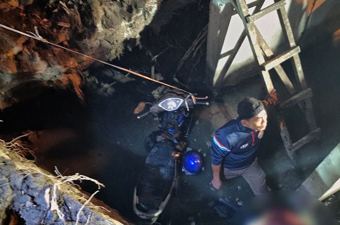 Tim Damkar dan Penyelamatan DPKP Kota Surabaya mencoba mengevakuasi Honda Supra X 125 yang terperosok ke dalam proyek gorong-gorong sedalam 2,5 meter di Jalan Margorejo Indah, Wonocolo, kota Surabaya, Jawa Timur