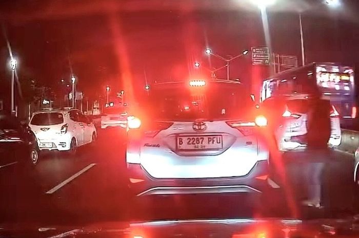 Detik-detik aksi penjambretan barang berharga di mobil