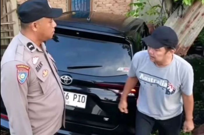Toyota Avanza mental dan rusak berat diseruduk Lokomotif LL1102 di perlintasan liar kawasan Banuaran, Lubuk Begalung, kota Padang, Sumatera Barat, (15/6/26) pagi.