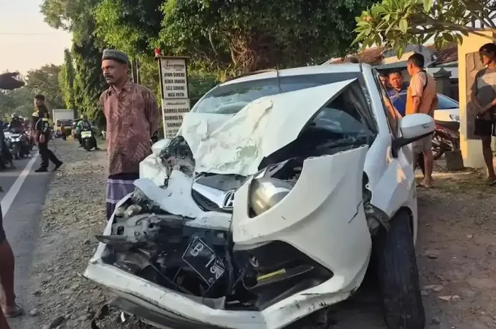 Honda Brio yang mengalami kecelakaan adu banteng dengan bus PO Harapan Jaya di jalan raya Ponorogo-Pacitan, wilayah desa Madusari, Siman, kabupaten Ponorogo, Jawa Timur.