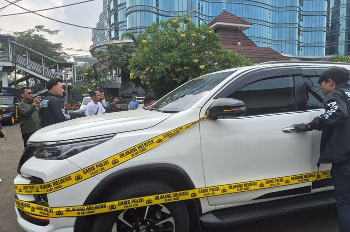 Toyota Fortuner yang diamankan dan diberi garis Polisi karena menjadi armada percobaan penculikan lansia usia 79 tahun di Jalan Camar Permai 4, Kelurahan Kapuk Muara, Kecamatan Penjaringan, Jakarta Utara sekitar pukul pukul 06.55 WIB, (16/4/26).  