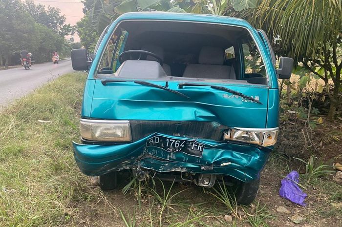 SuzukI Carry Futura yang menabrak lansia sedang mencangkul di pekarangan rumah tepi jalan Raya Nguntoronadi-Tirtomoyo, Desa Sendangmulyo, Kecamatan Tirtomoyo, Kabupaten Wonogiri, Jawa Tengah, (17/6/26).