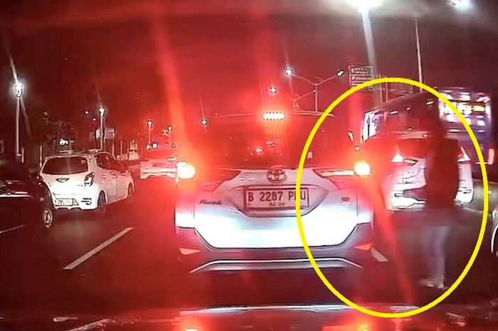 Aksi penjambretan yang menimpa penumpang taksi online gara-gara buka kaca karena AC Toyota Rush mati di kawasan Bundaran Senayan, Jakarta Selatan