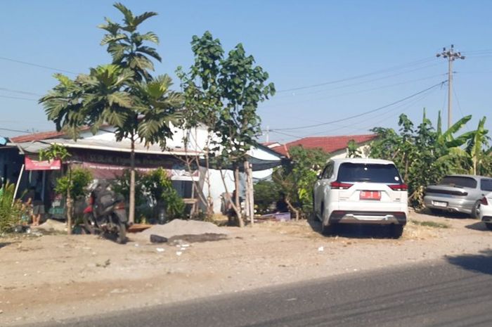 Mobil dinas Walikota Solo diparkir di lokasi pembangunan gereja Mojo. Ini alasannya