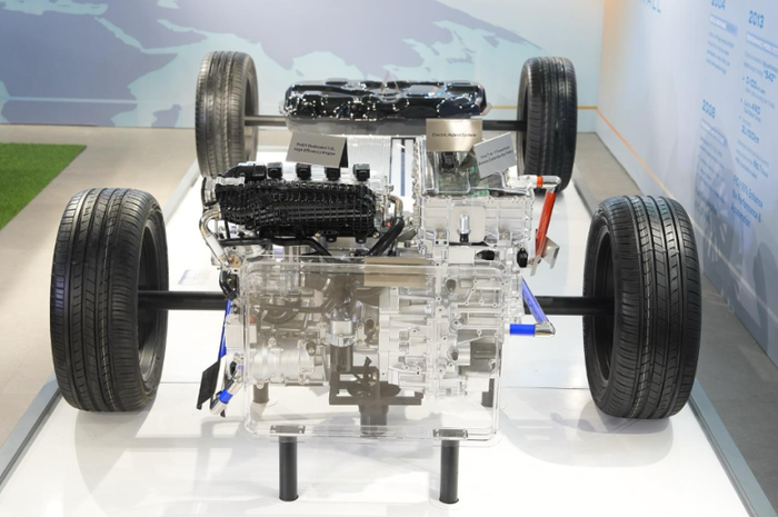 BYD memperlihatkan sistem Dual Mode (DM) yang menggabungkan motor listrik dan mesin bensin untuk menghadirkan efisiensi bahan bakar serta fleksibilitas perjalanan jarak jauh. 