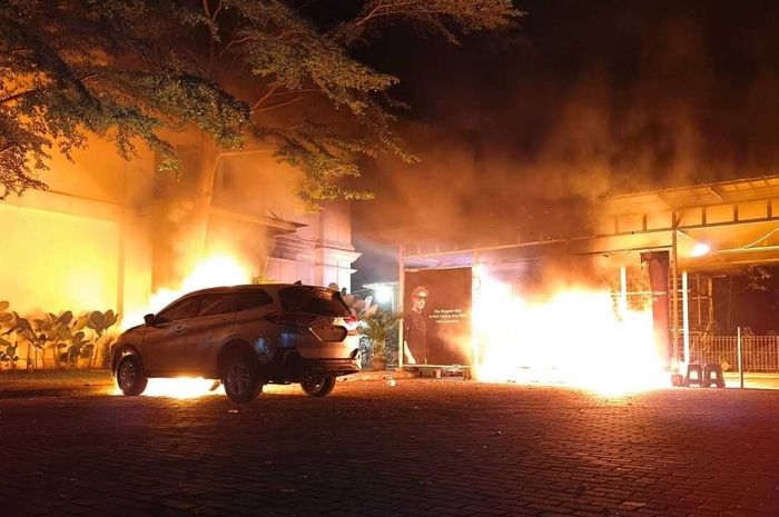 Daihatsu Terios, Honda PCX dan Yamaha Mio yang terbakar di parkiran kantor pemasaran sebuah perumahan elite di Jalan Mayjen Yusuf Singadekane, Kertapati, Palembang, Sumatera Selatan, (18/6/26)