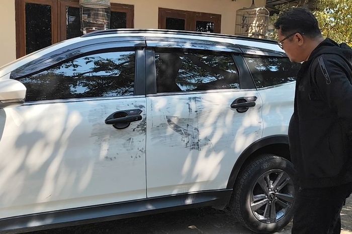 Daihatsu Terios milik Agen BRILink yang dibobol maling dan berhasil menggasak uang tunai Rp 850 juta lalu disebar di jalan wilayah Kaliwedi, kabupaten Cirebon, Jawa Barat