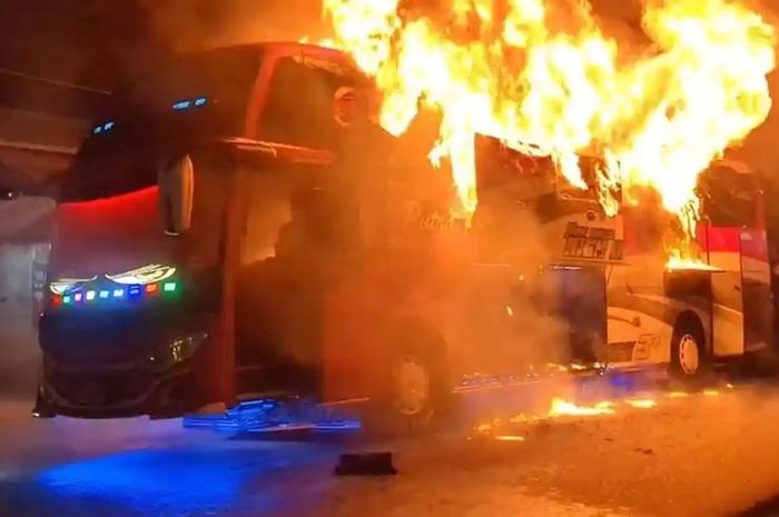 Bus Putra Perdana dikepung api di Wonosobo