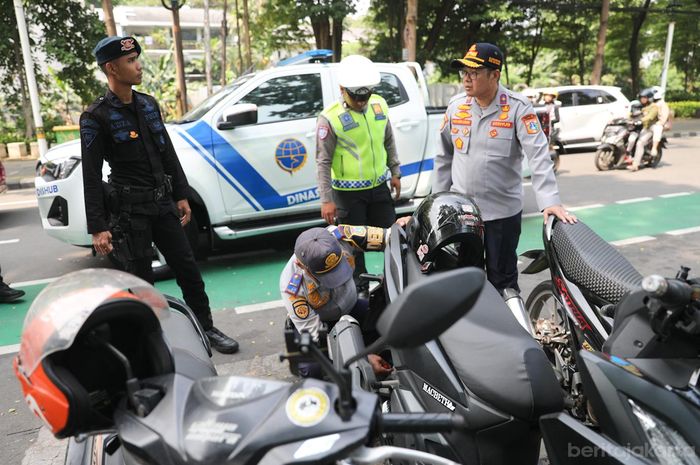 Petugas Dinas Perhubungan DKI Jakarta melakukan penertiban parkir liar di sejumlah ruas jalan di Jakarta Selatan dan Jakarta Pusat, Senin (8/6). Dishub bersama Satpol PP, Dinas Sosial serta TNI/Polri melakukan operasi penegakan parkir liar yang dilakukan serentak di lima wilayah DKI Jakarta selama seminggu.