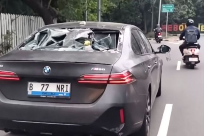 Mobil listrik BMW i5 babak belur diserbu massa usai menabrak motor pengendara ojol