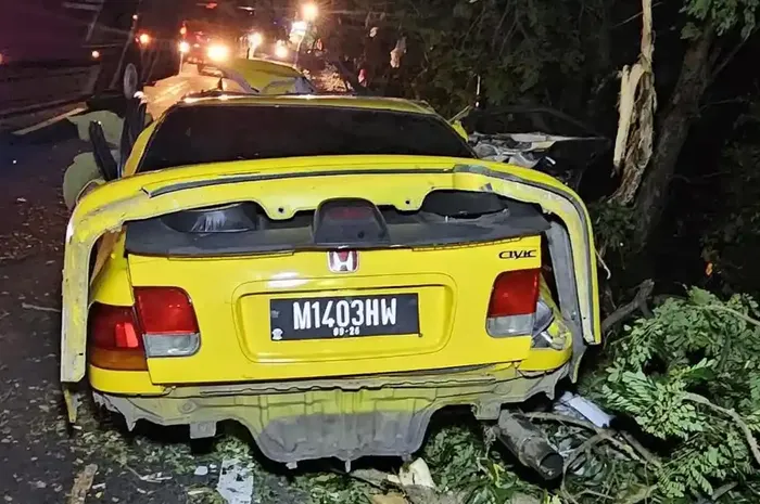 Kondisi Honda Civic Ferio yang dikemudikan bos travel asal Pamekasan hancur lebur menghantam pohon di jalan raya Desa Pakaan Dajah, Kecamatan Galis, Kabupaten Bangkalan, Jawa Timur, (20/6/26)