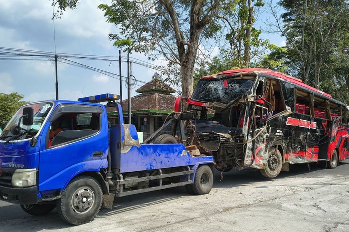 Bus Sumber Berlian Jaya yang mengalami kecelakaan di Puntukrejo, Ngargoyoso, Karanganyar, Jawa Tengah diduga karena masalah di sistem pengereman saat mengangkut rombongan pendaki usai naik Gunung Lawu via Candi Cetho