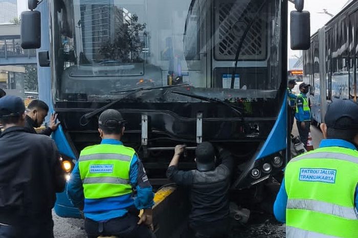 Bus TransJakarta yang menabrak separator di Jalan MT Haryono, Jakarta Selatan, (22/6/26)