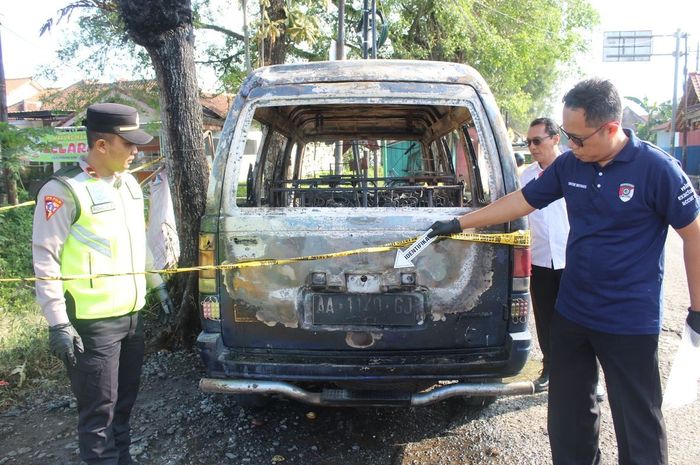 Suzuki Carry terbakar di dekat perlintasan kereta api desa Wonokriyo, Gombong, kabupaten Kebumen, Jawa Tengah, (22/6/26)