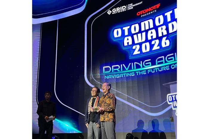 Perwakilan PT Kawasaki Motor Indonesia menerima penghargaan Bike of The Year 2026 untuk Kawasaki KLE500 pada ajang OTOMOTIF Award 2026 di Jakarta. 