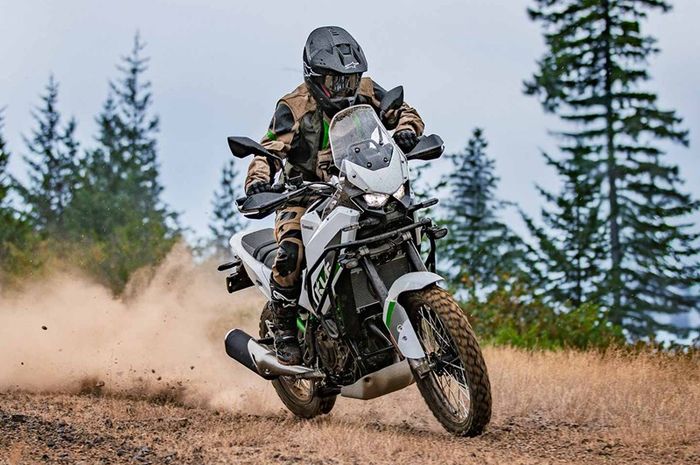 Kawasaki KLE500 hadir dengan mesin 451 cc dua silinder yang menjadi salah satu yang paling bertenaga di kelas adventure 500cc. 
