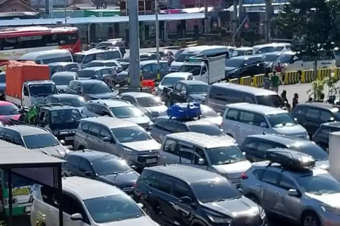 Kemacetan parah di pelabuhan Ketapang, Banyuwangi, Jawa Timur, (22/6/26)