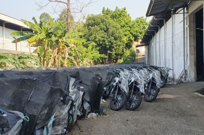 Puluhan ribu motor listrik Badan Gizi Nasional (BGN) yang terlantar di gudang kawasan Sentul, kabupaten Bogor, Jawa Barat