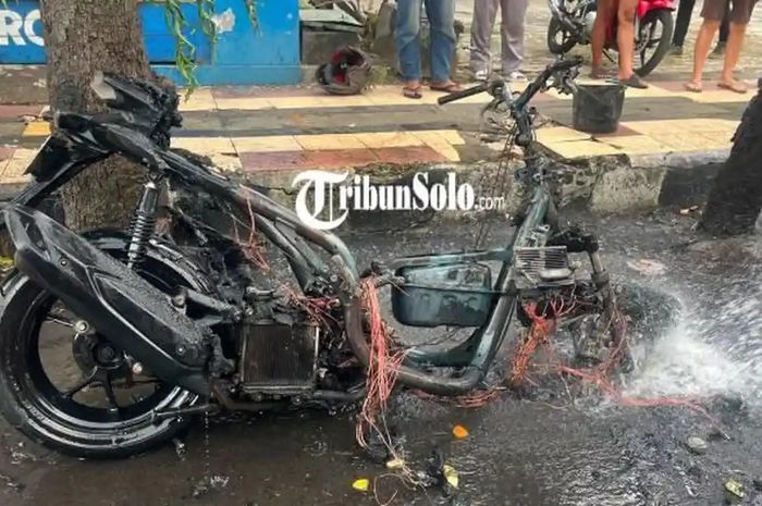 Yamaha Aerox terkuliti api hingga sisa ban dan knalpot belakang. Berawal kaki pengendara panas saat melaju di jalan