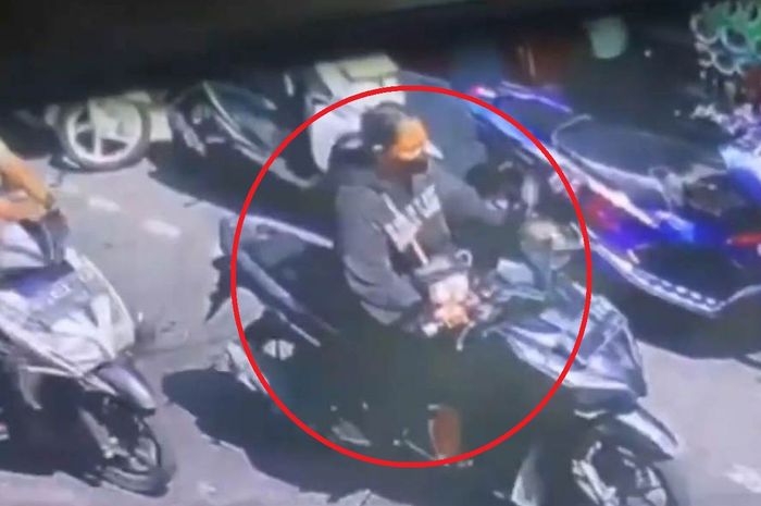 Dalam lingkaran merah, aksi pasangan suami istri ajak anak maling motor di kawasan Duren Sawit, Jakarta Timur, (23/6/26)