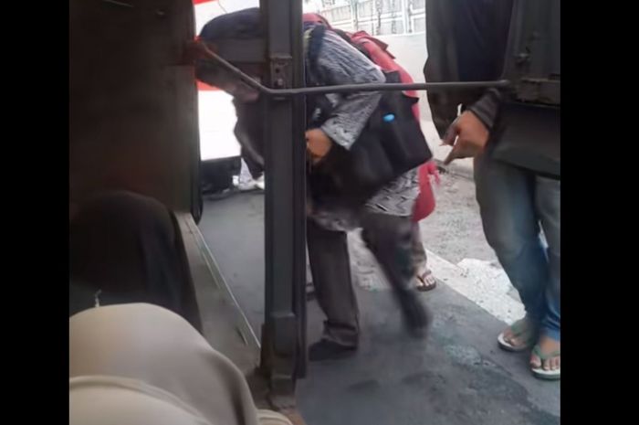 Rekaman video penumpang wanita hendak duduk di bagasi bus rute Cilegon-Cikande karena kondisi kabin sudah penuh, (19/6/26)
