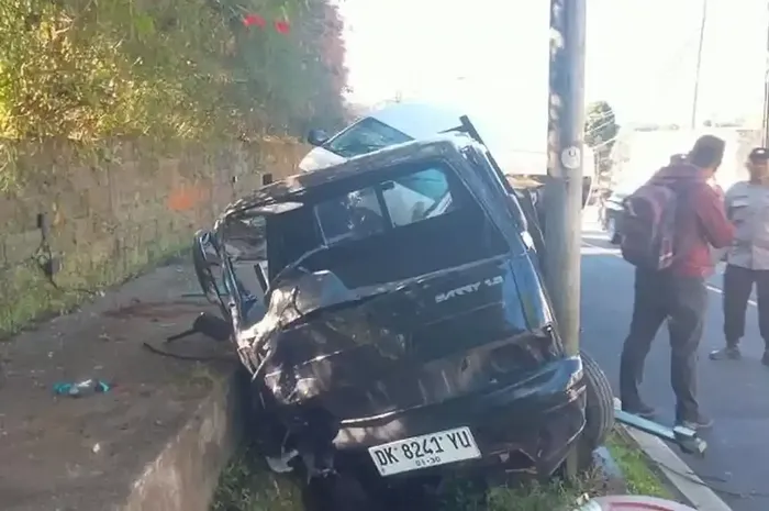 Kondisi Suzuki Carry Pikap yang hancur terlibat kecelakaan dengan Toyota HiAce di jalan raya Singaraja-Denpasar, Banjar Dinas Buyan, desa Pancasari, Sukasada, Buleleng, Bali, (23/6/26)