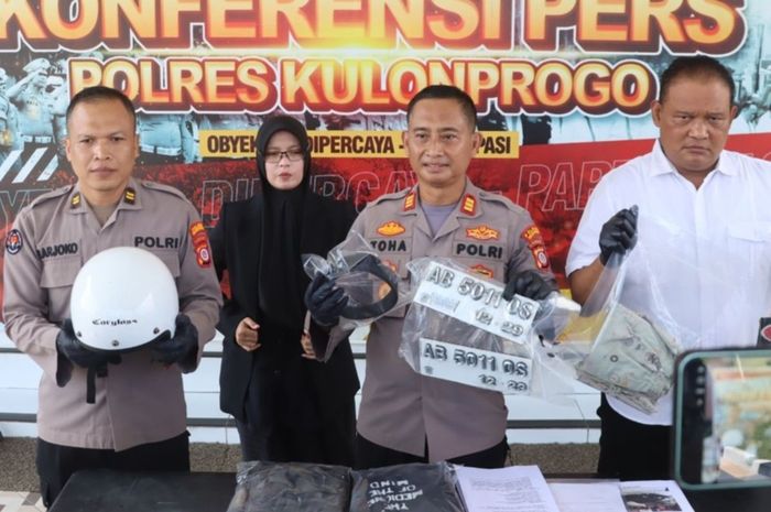 Barang bukti penganiayaan dan pemerasan agar menyerehkan Yamaha NMAX atau berkelahi sampai mati yang menimpa remaja 15 tahun oleh dua orang inisial RH (19) dan IS (17)