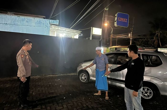 Olah TKP Toyota Avanza dibobol maling modus rusak pintu kunci ambil tas kecil berisi barang berharga di parkiran resto Cbezt, Glenmore, Banyuwangi, Jawa Timur