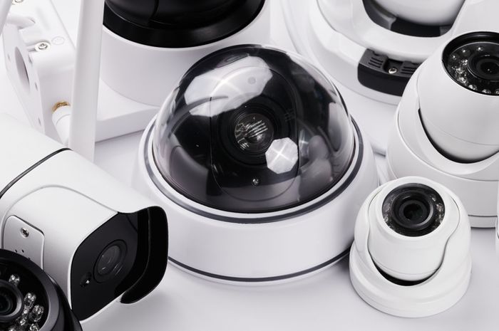 CCTV membantu memantau aktivitas di berbagai area dealer, mulai dari showroom hingga bengkel. 