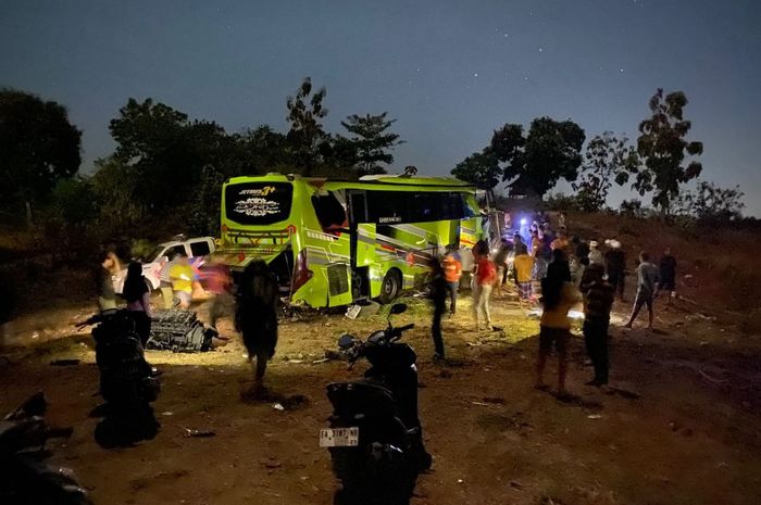 Bus PO Wafaa Holiday berpelat nomor B 7268 KGA rute Bima-Jakarta masuk ke jurang sedalam 60 meter di jalan lintas Manggenae, Dompu, Nusa Tenggara Barat (NTB).