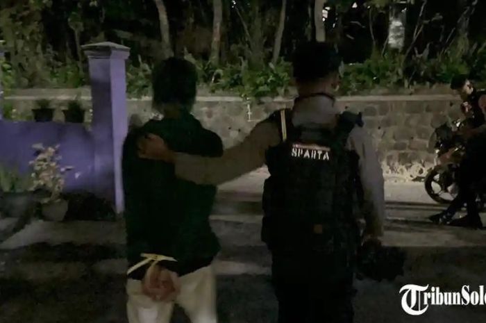 Seorang pria berakhir dibekuk polisi usai nekat mau gadai Honda BeAT milik temannya sendiri. mantan pacar korban jadi pahlawan