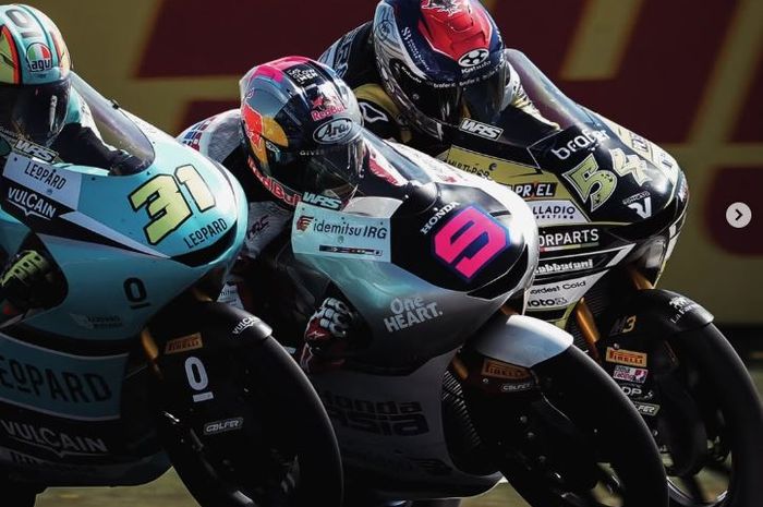 Pembalap Indonesia yang memperkuat Honda Team Asia, Veda Ega Pratama (tengah) bernomor 9 gagal finish di Moto3 Belanda 2026 karena crash