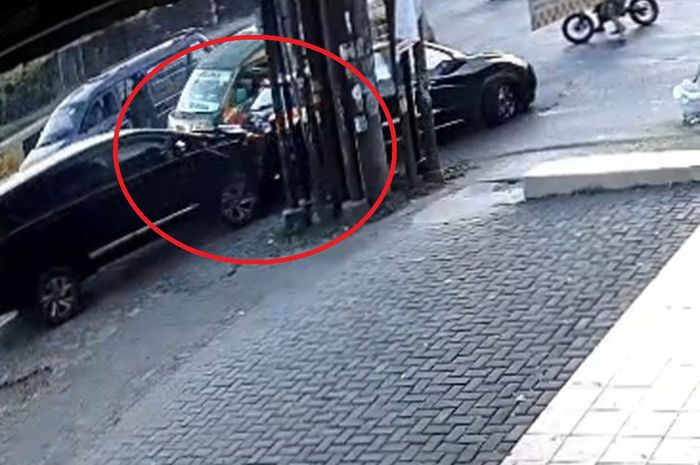 Dalam lingkaran merah Toyota Kijang Innova Reborn yang dikemudikan oknum Polisi Bripda HSR berulang kali tabrak Honda CR-V di Medan Johor, kota Medan, Sumatera Utara karena cemburu