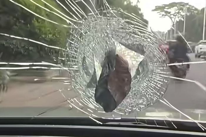 Batu berukuran cukup besar yang menancap di kaca depan mobil Puteri Indonesia Pariwisata 2022, Adinda Cresheilla yang dilempar orang tak dikenal di kawasan Pondok Indah, Jakarta Selatan