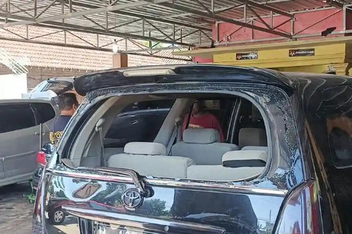 Toyota Kijang Innova milik pelanggan bengkel kaki-kaki OJ Shock di kecamatan Teras, kabupaten Boyolali, Jawa Tengah yang dirusak konvoi gerombolan pesilat, (29/6/26)